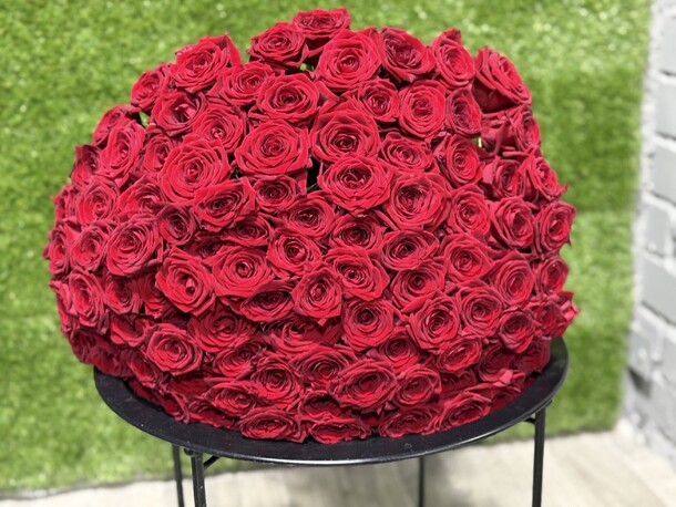 101 роза красная 70 см, артикул F1509246 - 25000 рублей, доставка по городу. Flawery - доставка цветов