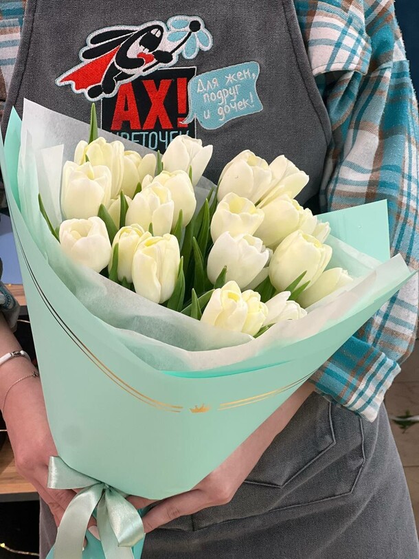 Монобукет из белых тюльпанов, артикул F1533775 - 5000 рублей, доставка по городу. Flawery - доставка цветов