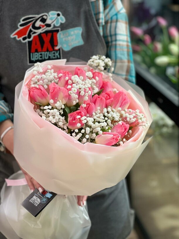 Авторский букет из тюльпанов и гипсофилы, артикул F1533779 - 4900 рублей, доставка по городу. Flawery - доставка цветов