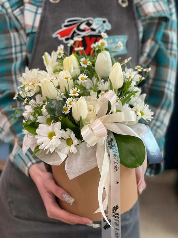 Шляпная коробка с тюльпанами, артикул F1533859 - 4500 рублей, доставка по городу. Flawery - доставка цветов