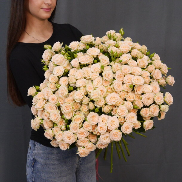 Букет из кустовых роз, артикул F1506867 - 13079 рублей, доставка по городу. Flawery - доставка цветов