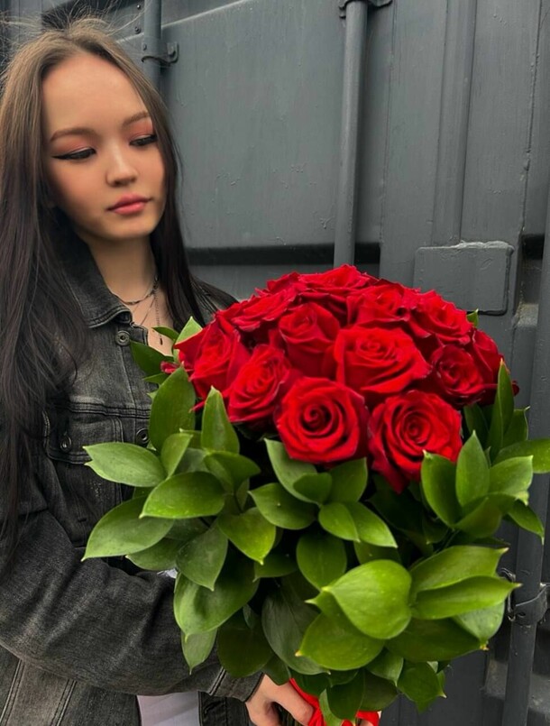 Красные розы с зеелнью, артикул F1513465 - 11999 рублей, доставка по городу. Flawery - доставка цветов