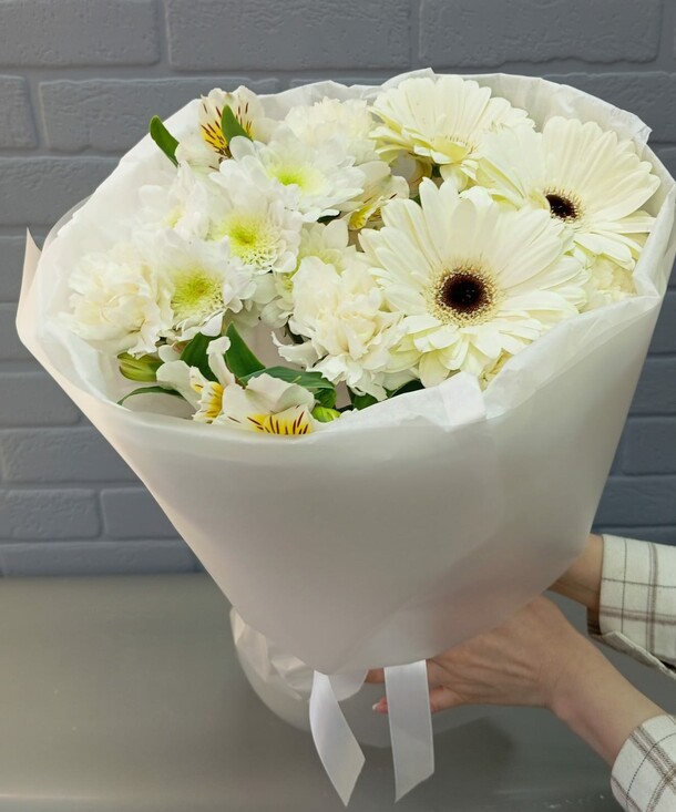 Букет "летнее настроение", артикул F1398481 - 3240 рублей, доставка по городу. Flawery - доставка цветов