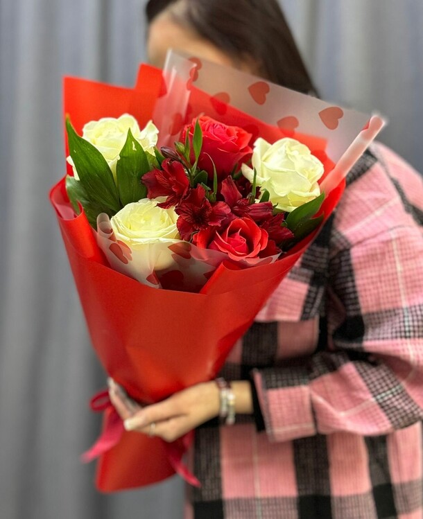 Букет первая любовь, артикул F1420197 - 2730 рублей, доставка по городу. Flawery - доставка цветов