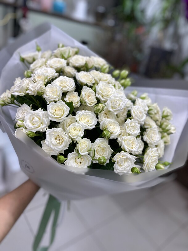 Монобукет из белых кустовых роз, артикул F1397046 - 22100 рублей, доставка по городу. Flawery - доставка цветов
