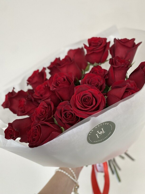 Монобукет из премиальных роз explorer 21шт, артикул F1399529 - 12950 рублей, доставка по городу. Flawery - доставка цветов