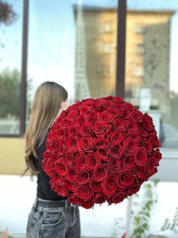 Букет из 101 розы, артикул F1433293 - 55380 рублей, доставка по городу. Flawery - доставка цветов
