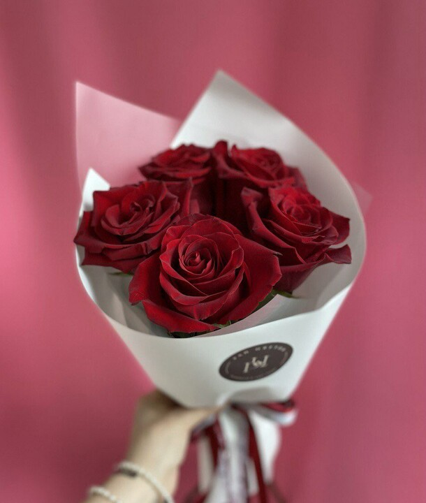 Монобукет из роз 5шт, артикул F1437178 - 3060 рублей, доставка по городу. Flawery - доставка цветов