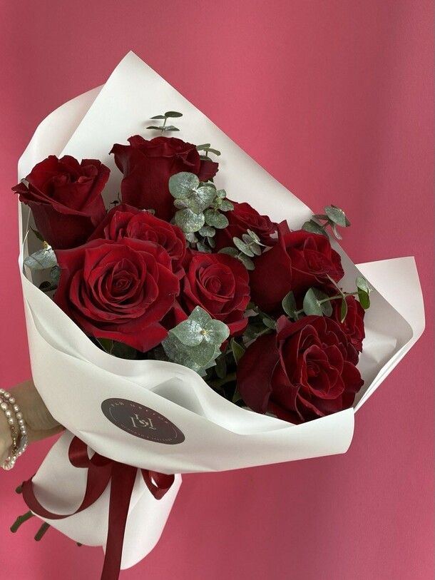 Розы с веточками эвкалипта, артикул F1437180 - 5700 рублей, доставка по городу. Flawery - доставка цветов