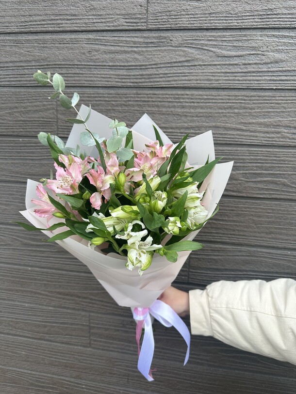 Букет бело-розовая альстромерия, артикул F1269132 - 4803 рублей, доставка по городу. Flawery - доставка цветов