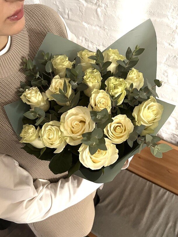 15 белых роз с эвкалиптом, артикул F1309716 - 9938 рублей, доставка по городу. Flawery - доставка цветов