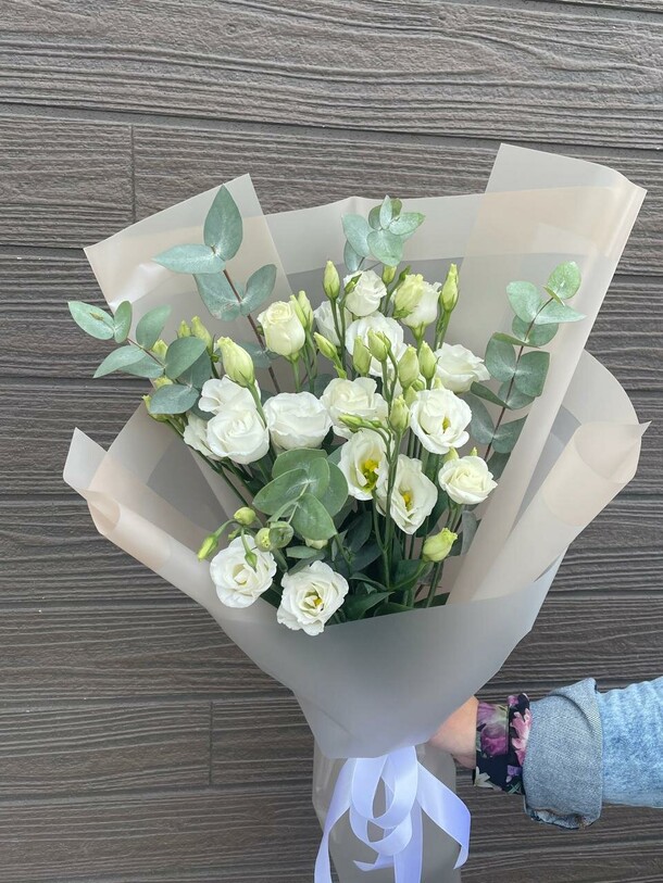 Букет эустома с эвкалиптом, артикул F1310121 - 4593 рублей, доставка по городу. Flawery - доставка цветов