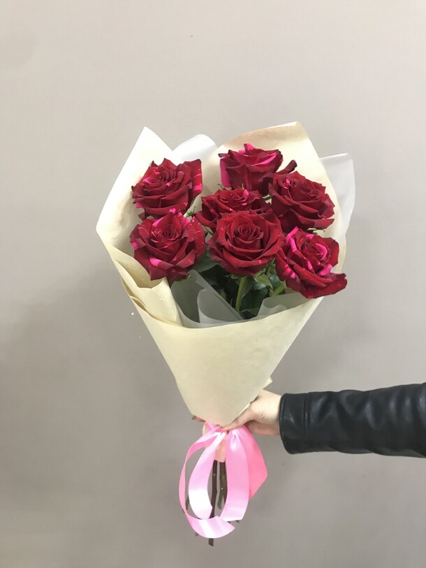 Букет из 7 красно-розовых роз, артикул F1318036 - 4504 рублей, доставка по городу. Flawery - доставка цветов