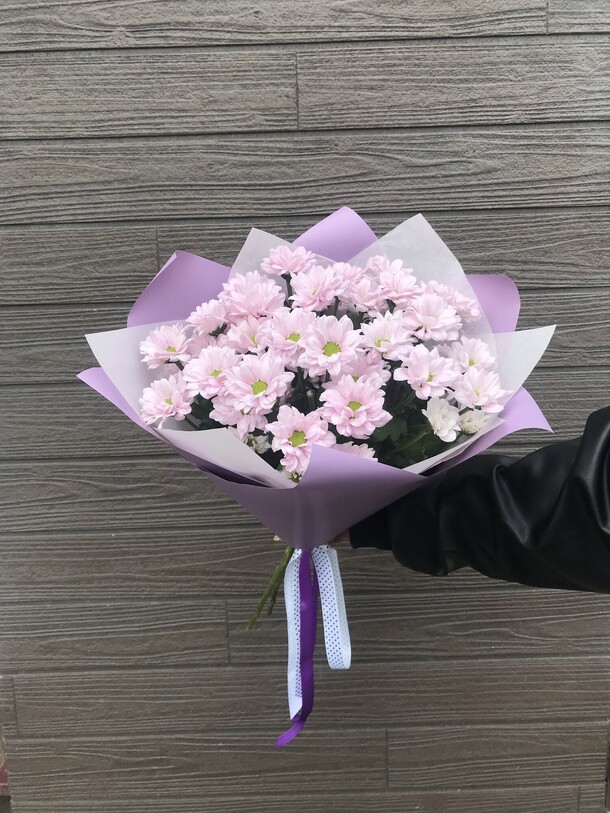 Букет из 5 хризантем, артикул F1379600 - 4088 рублей, доставка по городу. Flawery - доставка цветов