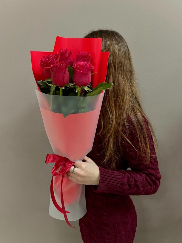 Букет из 5 шикарных красных роз, артикул F1475521 - 3575 рублей, доставка по городу. Flawery - доставка цветов