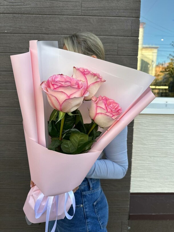 Букет из 3 роз сорта эсперанса, артикул F1498782 - 2482 рублей, доставка по городу. Flawery - доставка цветов