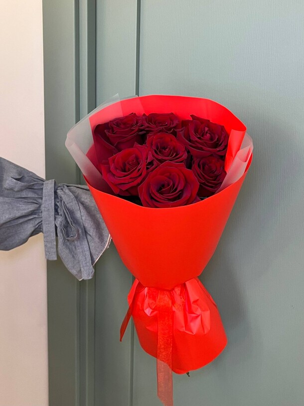 Букет 7 бордовых роз, артикул F1521849 - 4504 рублей, доставка по городу. Flawery - доставка цветов