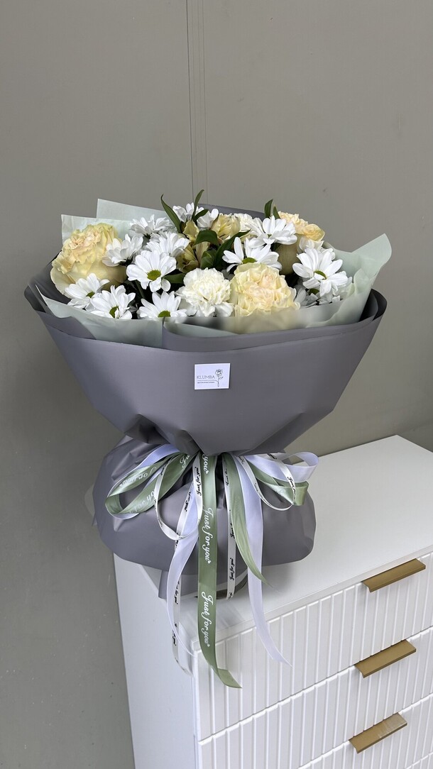 Букет в хризантемами, артикул F1507645 - 3670 рублей, доставка по городу. Flawery - доставка цветов