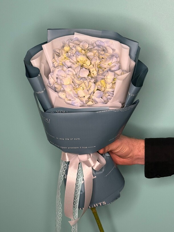 Букет-комплимент с гортензией, артикул F1508743 - 1400 рублей, доставка по городу. Flawery - доставка цветов