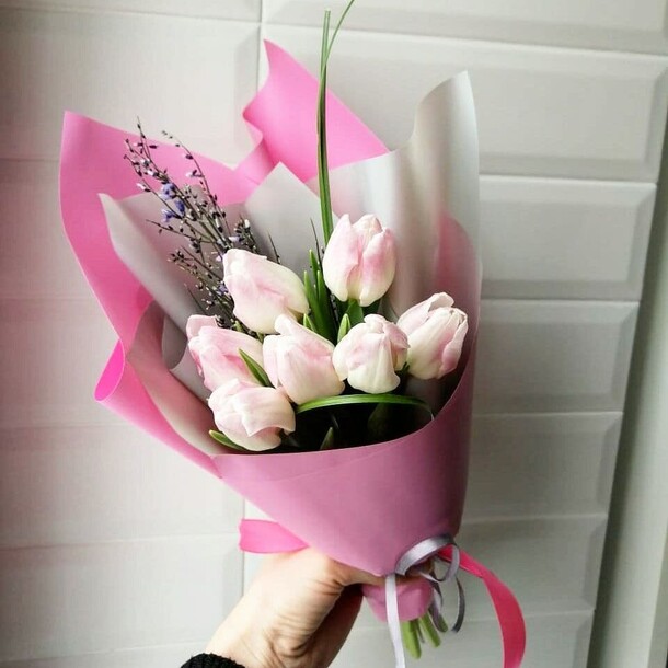 Семь тюльпанов, артикул F107627 - 2346 рублей, доставка по городу. Flawery - доставка цветов