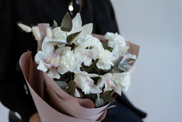 Орхидея и гвоздика, артикул F1170001 - 5422 рублей, доставка по городу. Flawery - доставка цветов