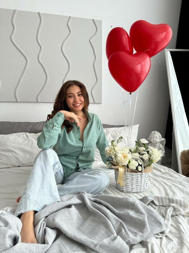 Корзина белая с розой, хризантемой и диантусами, артикул F1252374 - 6926 рублей, доставка по городу. Flawery - доставка цветов