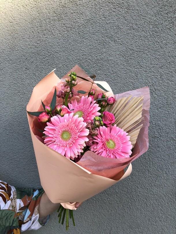 Букет с герберой и кустовой розой, артикул F1286029 - 2990 рублей, доставка по городу. Flawery - доставка цветов