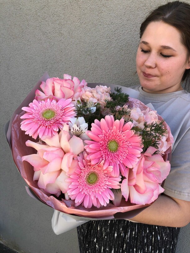 Букет с французской розой и герберами, артикул F1286030 - 4670 рублей, доставка по городу. Flawery - доставка цветов