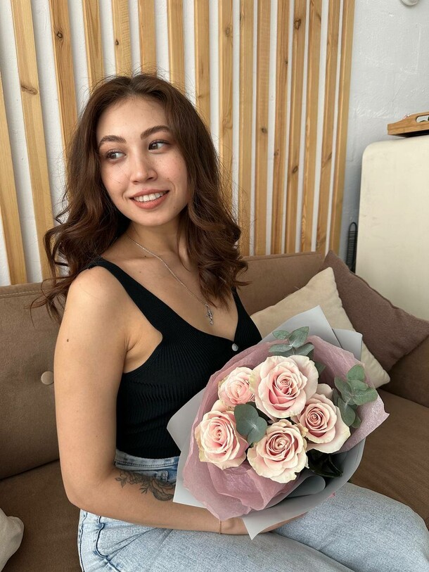 Букет розовых роз с эквалиптом, артикул F1380337 - 2769 рублей, доставка по городу. Flawery - доставка цветов