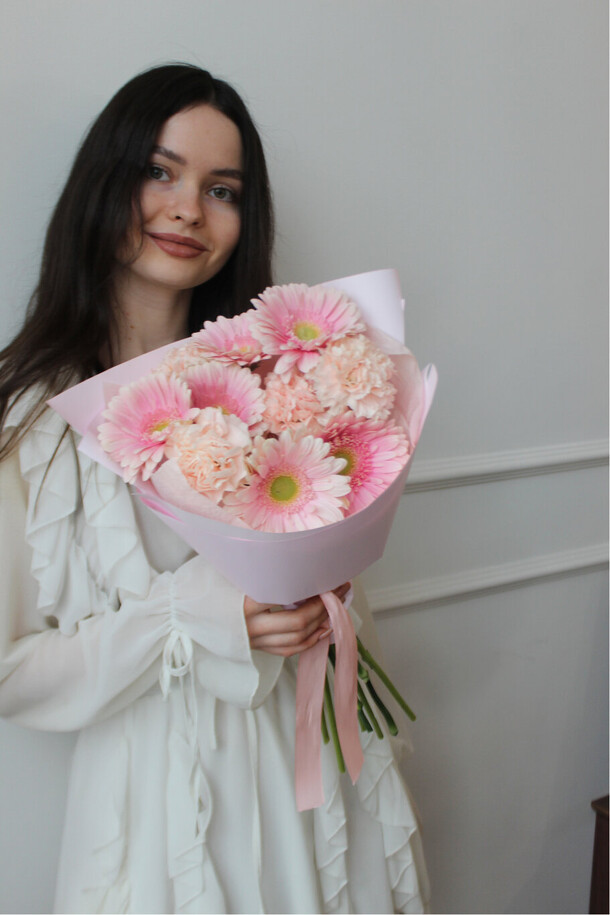 Букет гербера и диантус, артикул F1381097 - 2500 рублей, доставка по городу. Flawery - доставка цветов