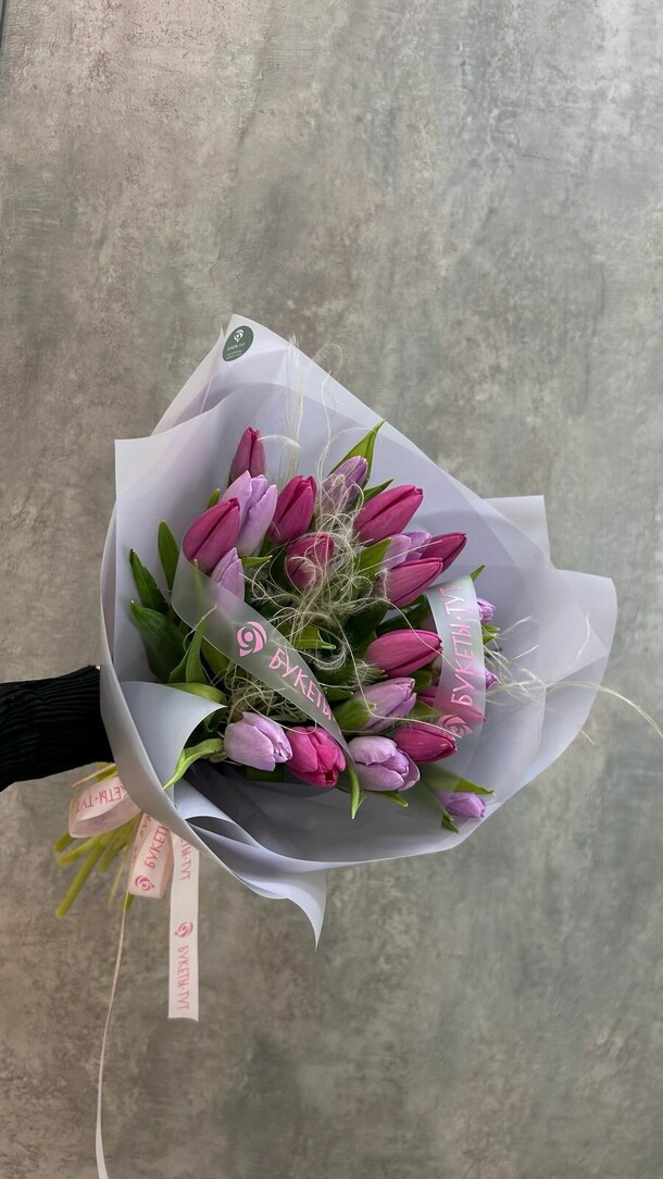 Букет сиреневых тюльпанов, артикул F1391963 - 4836 рублей, доставка по городу. Flawery - доставка цветов