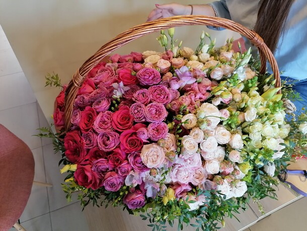 Корзина из роз, артикул F74047 - 65993 рублей, доставка по городу. Flawery - доставка цветов