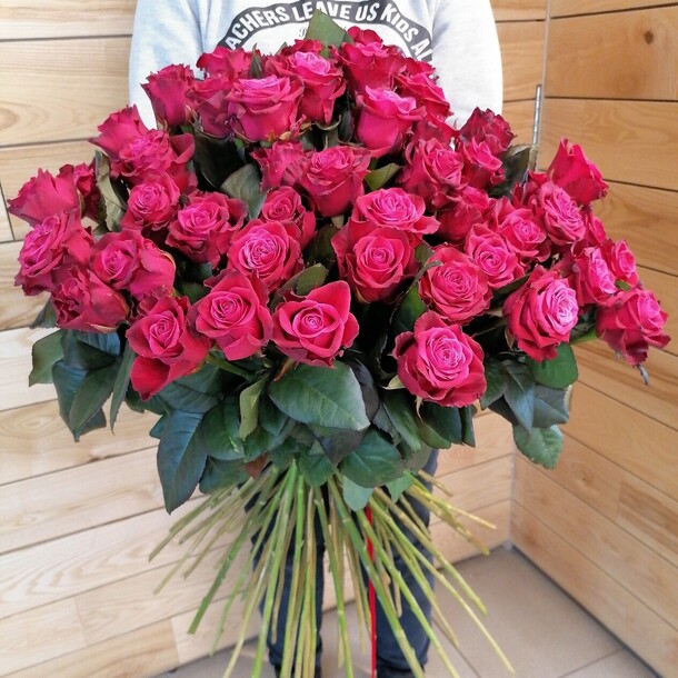 Охапка роз, артикул F85374 - 15265 рублей, доставка по городу. Flawery - доставка цветов