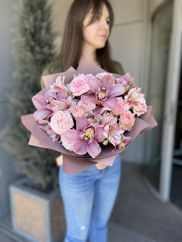 Орхидеи и пионовидные кустовые розы, артикул F1245232 - 4215 рублей, доставка по городу. Flawery - доставка цветов