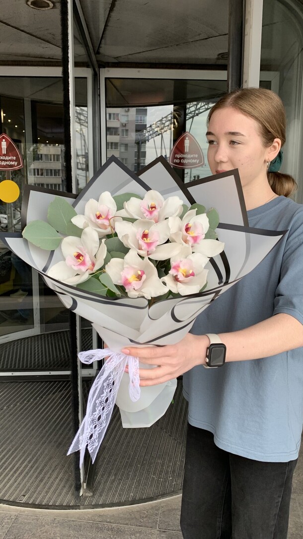 Букет из орхидеи, артикул F1284393 - 3535 рублей, доставка по городу. Flawery - доставка цветов