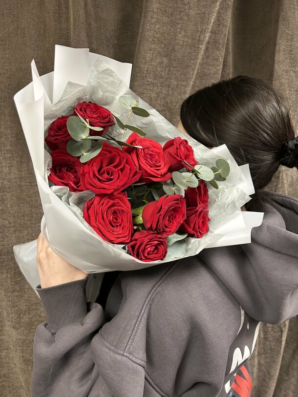 Красная роза с эвкалиптом, артикул F1390923 - 2700 рублей, доставка по городу. Flawery - доставка цветов