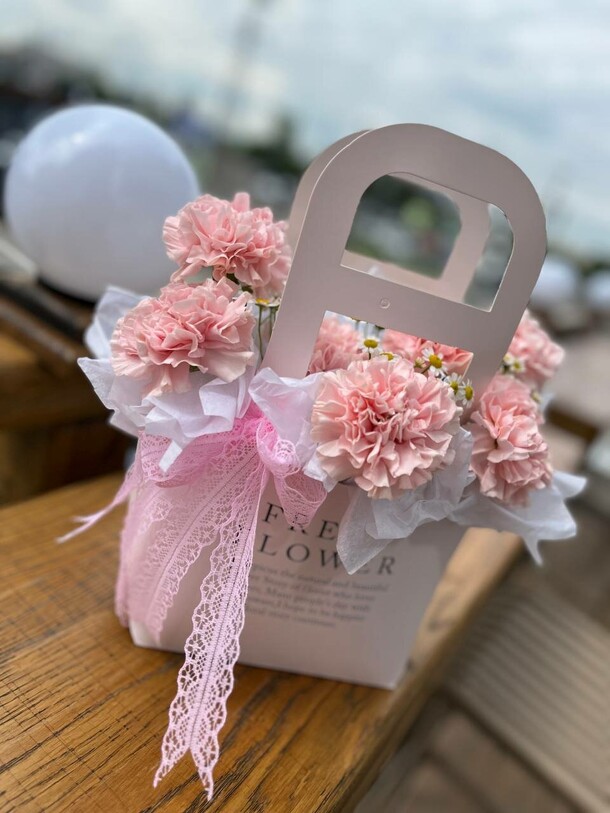 Сумочка с диантусом и танацетумом, артикул F1433138 - 2108 рублей, доставка по городу. Flawery - доставка цветов