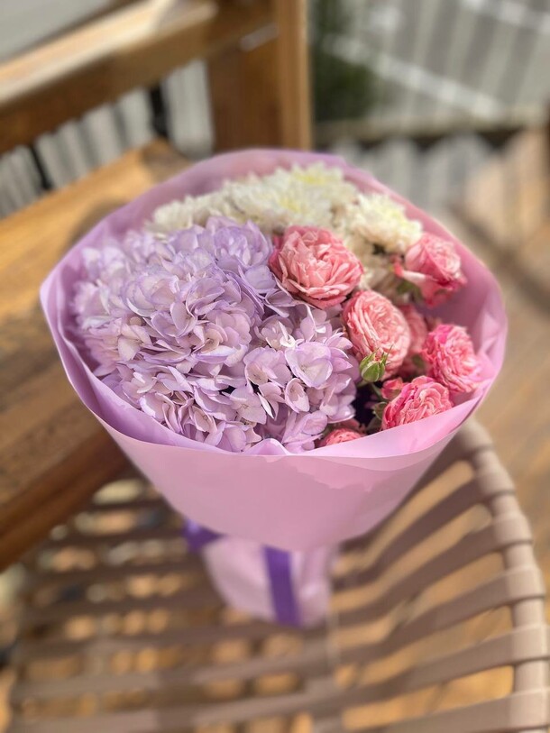 Букет с фиолетовой гортензией, артикул F1455170 - 2635 рублей, доставка по городу. Flawery - доставка цветов