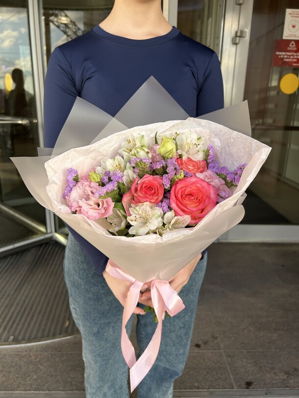 Розы и альстромерии, артикул F1476845 - 4180 рублей, доставка по городу. Flawery - доставка цветов