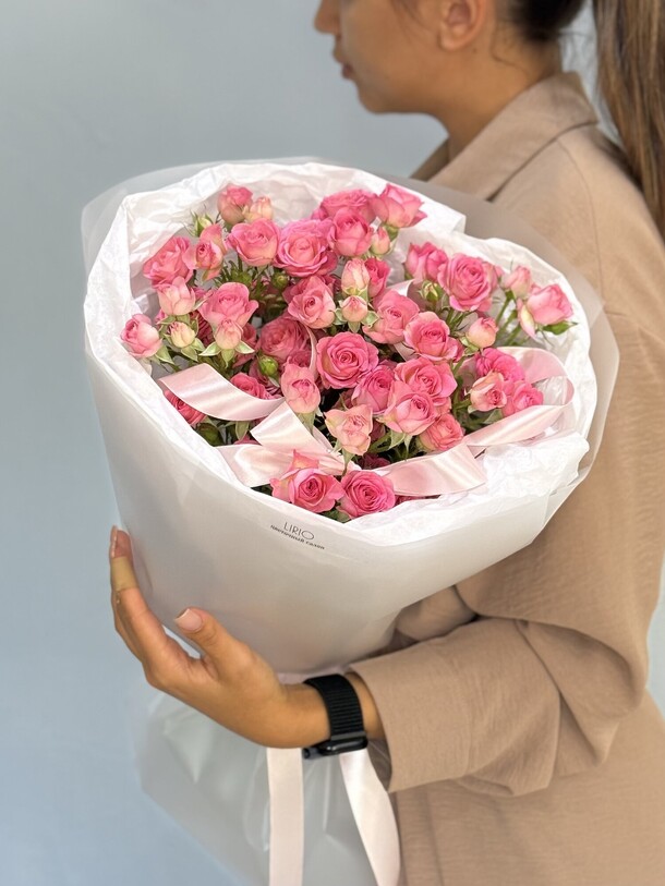 Букет из кустовых роз «облако» 043, артикул F1403395 - 4150 рублей, доставка по городу. Flawery - доставка цветов