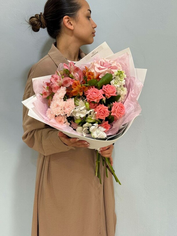 Букет «коралловый бриз» 011, артикул F1425901 - 4750 рублей, доставка по городу. Flawery - доставка цветов