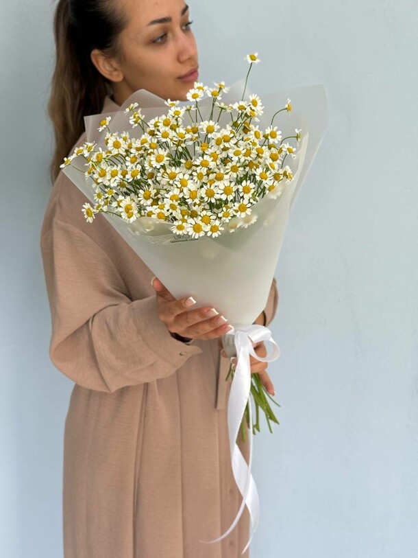 Букет из ромашек (матрикария) 053, артикул F1433467 - 4450 рублей, доставка по городу. Flawery - доставка цветов