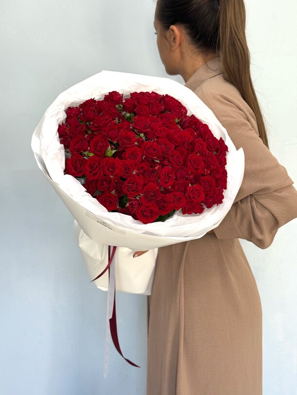 Букет из алых роз ред даймешн 064, артикул F1476926 - 6490 рублей, доставка по городу. Flawery - доставка цветов