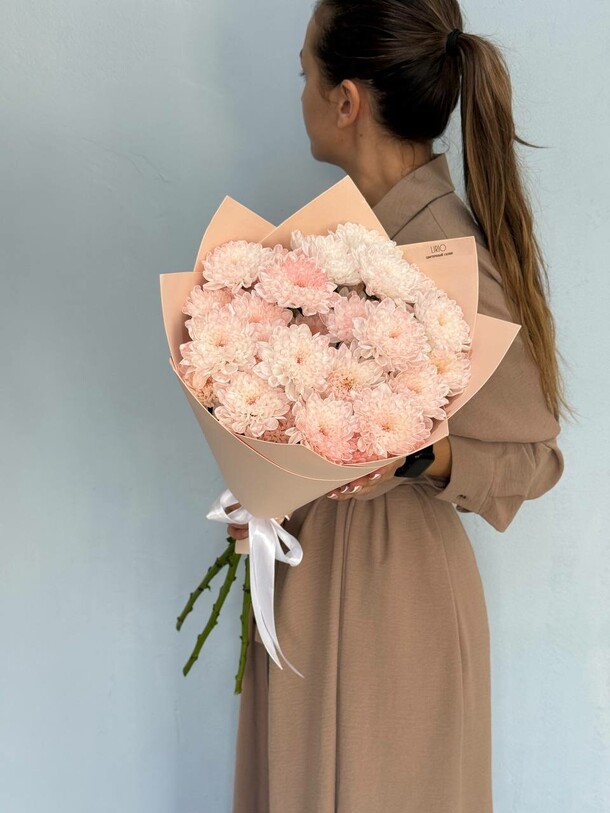 Букет из персиковых хризантем 049, артикул F1483972 - 4690 рублей, доставка по городу. Flawery - доставка цветов