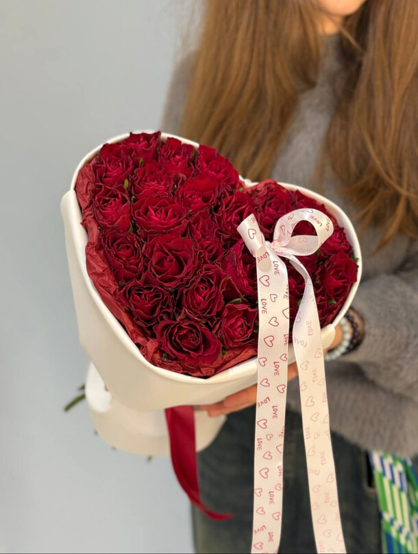 Букет из 25 роз «сердце» 074, артикул F1504396 - 11600 рублей, доставка по городу. Flawery - доставка цветов