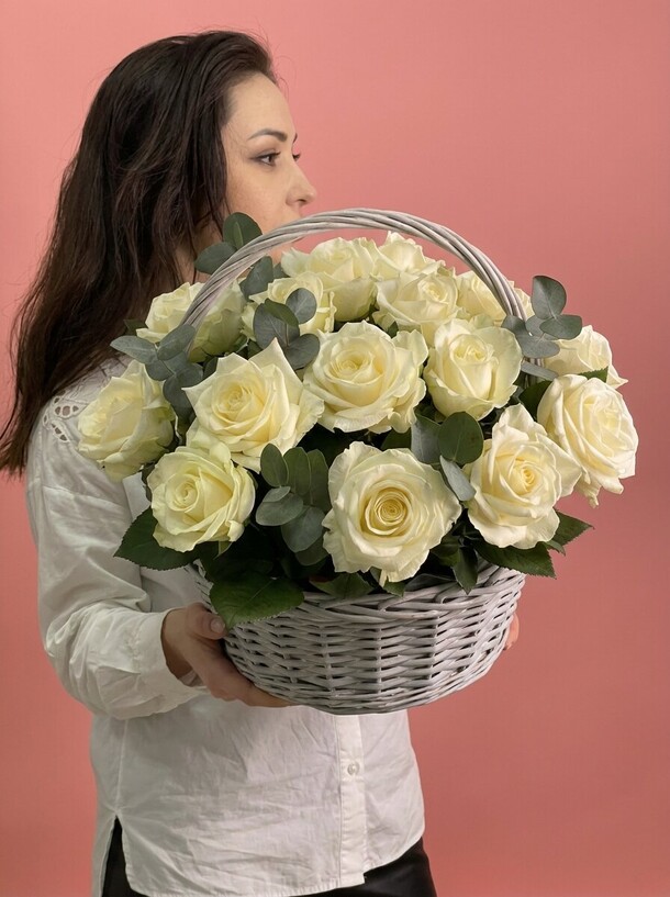 17 белых роз с эвкалиптом в корзине, артикул F1513541 - 9390 рублей, доставка по городу. Flawery - доставка цветов