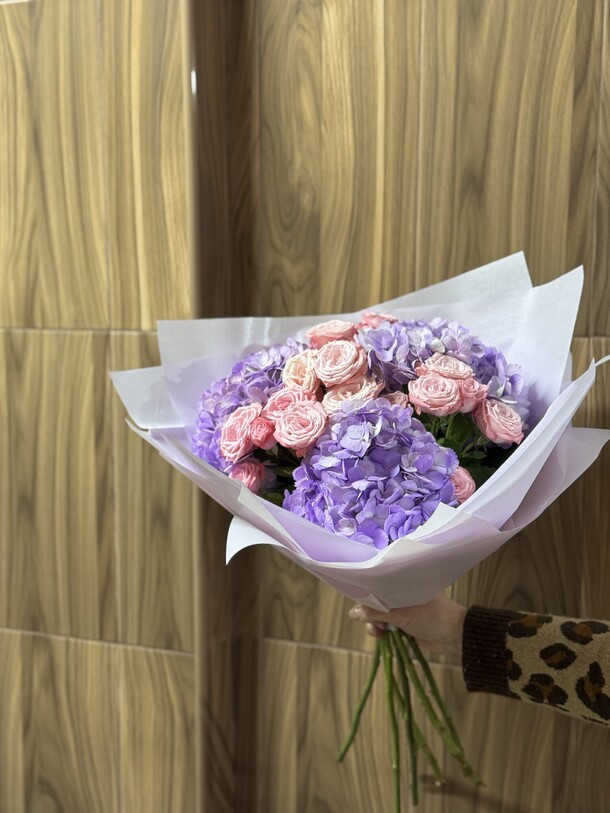 Элегантный букет из гортензий и кустовых роз, артикул F1513402 - 6985 рублей, доставка по городу. Flawery - доставка цветов