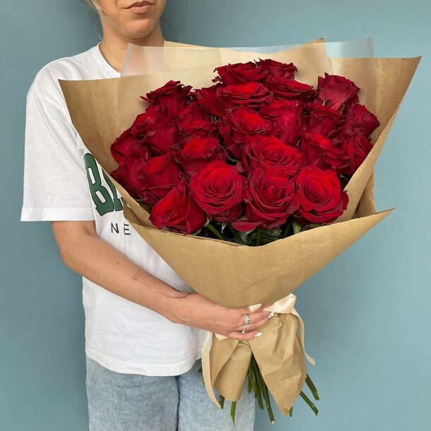 Букет красных роз 25 шт, артикул F1328848 - 9100 рублей, доставка по городу. Flawery - доставка цветов