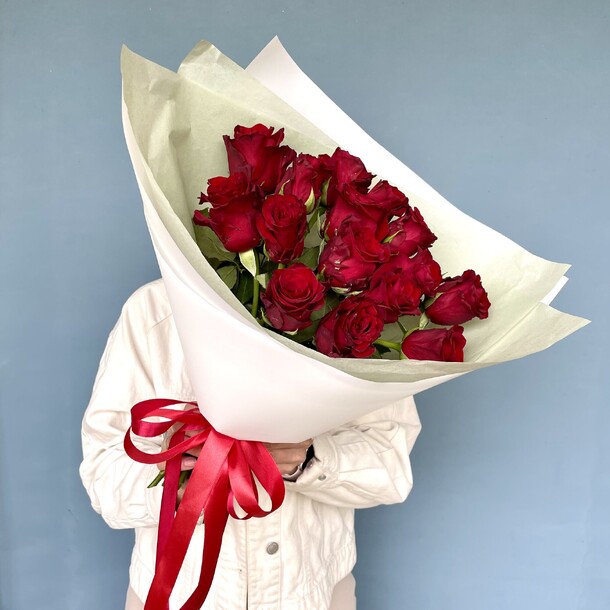 Букет 15 красных роз, артикул F1422485 - 2690 рублей, доставка по городу. Flawery - доставка цветов