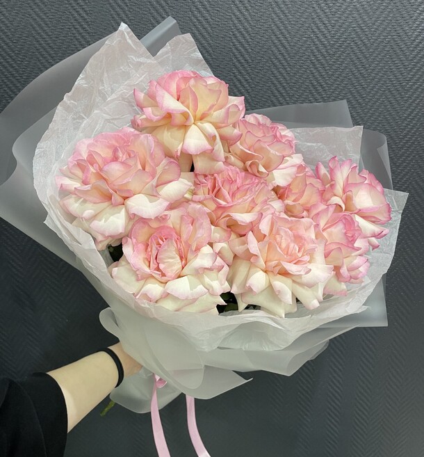 Букет французских роз, 9 шт, артикул F1371091 - 4950 рублей, доставка по городу. Flawery - доставка цветов